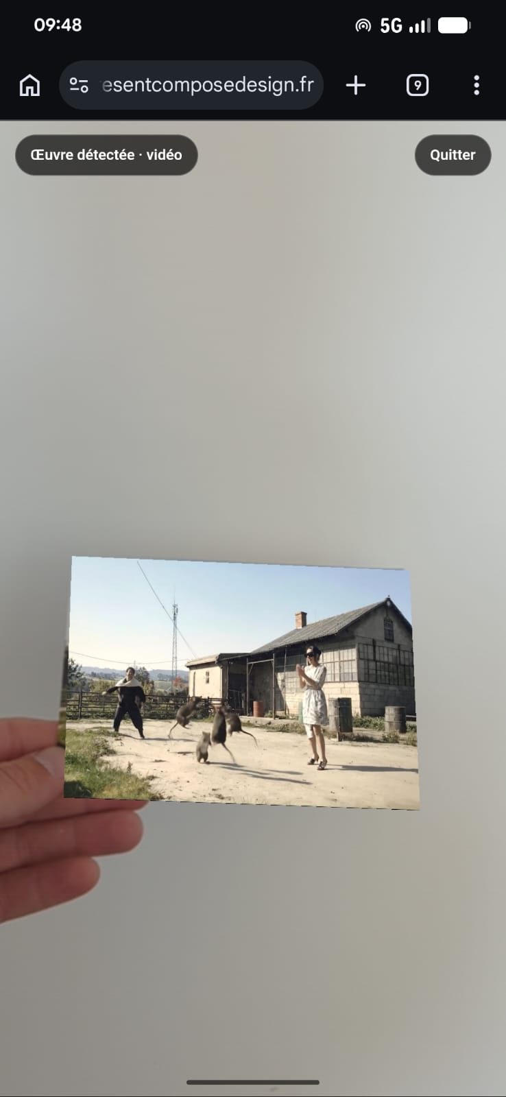 Carte postale animée dans l'écran d'un téléphone