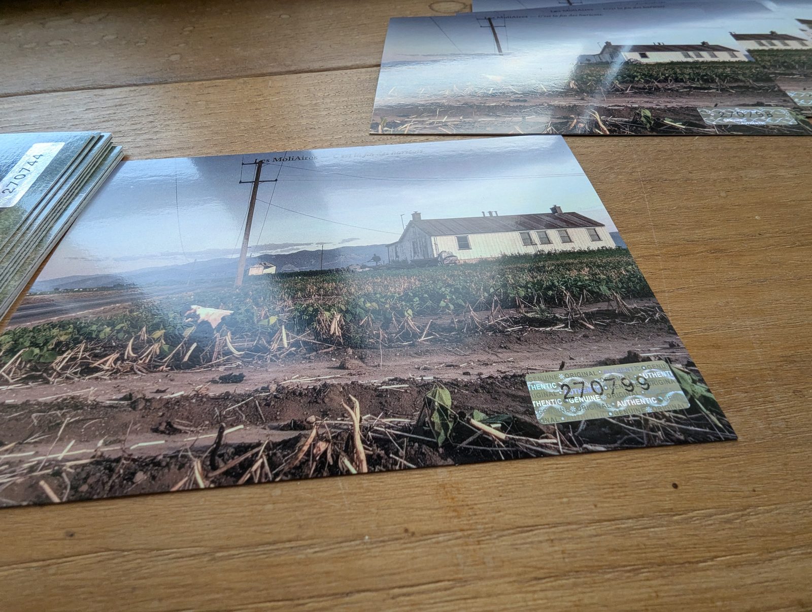 Cartes postales numérotées et scellées par un sticker holographique