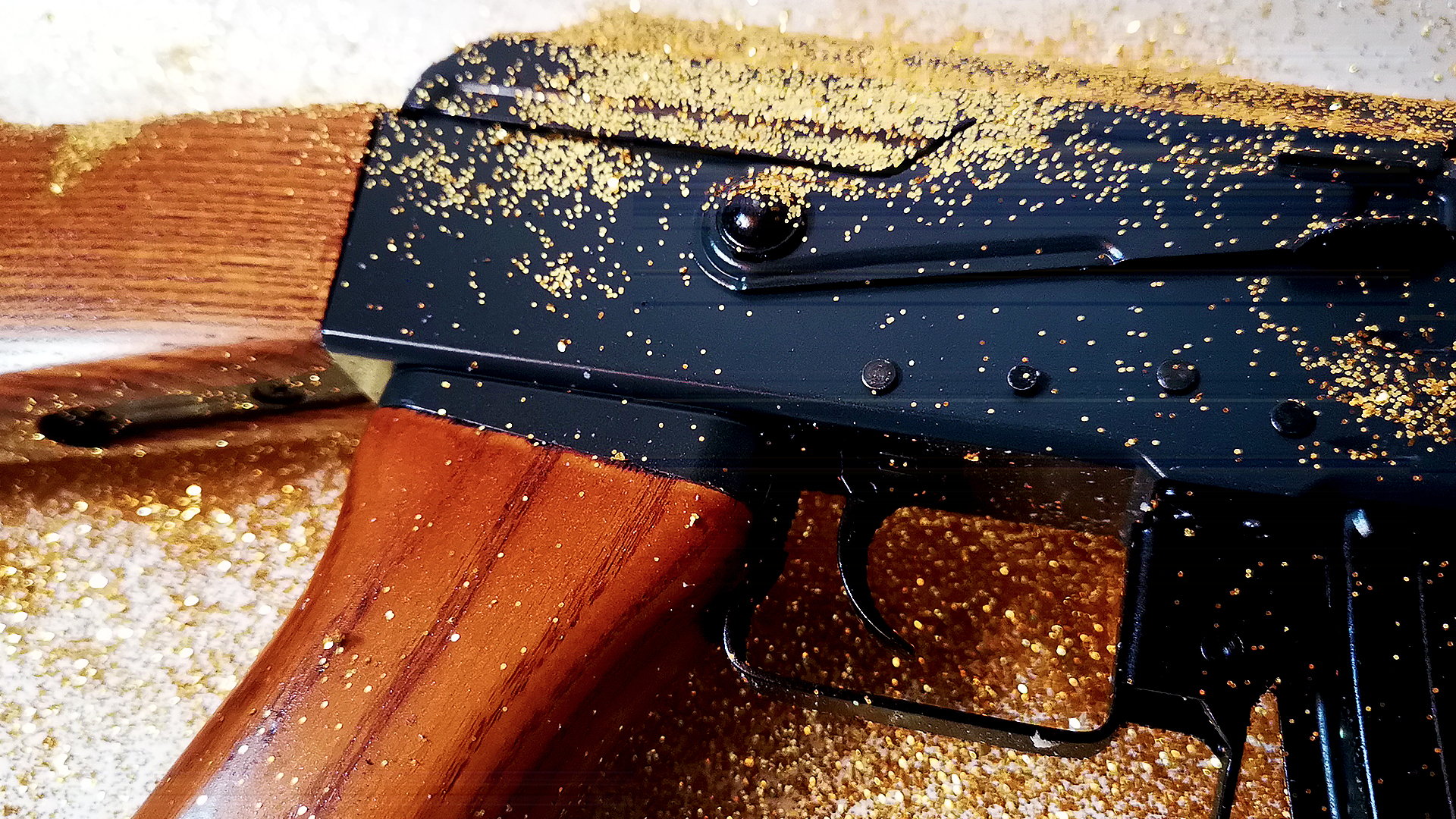 STRASWARS est une installation ou œuvre interactive dans le sens où le visiteur était invité à prendre en main l'arme. Elle interroge la capacité des paillettes, comme l’humour, à masquer la gravité de situations horribles. Ici, une réplique fonctionnelle d’AK-47 Kalachnikov, recouverte de paillettes dorées, invite à une réflexion sur l’apparence et la réalité. En rendant l’objet "visuellement attractif", l’œuvre questionne si l’esthétique peut détourner l’attention de vérités dérangeantes. Suspendue à hauteur d’homme, elle invite les visiteurs à «l’essayer», les confrontant ainsi à la banalisation de la violence. Oser toucher cette arme revient à se «salir les mains», symboliquement couvertes de paillettes, et questionne la manière dont nous percevons la violence, la beauté, et la superficialité. Réalisé dans le cadre de la journée d'étude « PAILLETTES : EFFET, FORME ET EXPÉRIENCE USAGER » Un événement labellisé French Design Week Alban-DESBARAX_PrésentComposédesign_2024