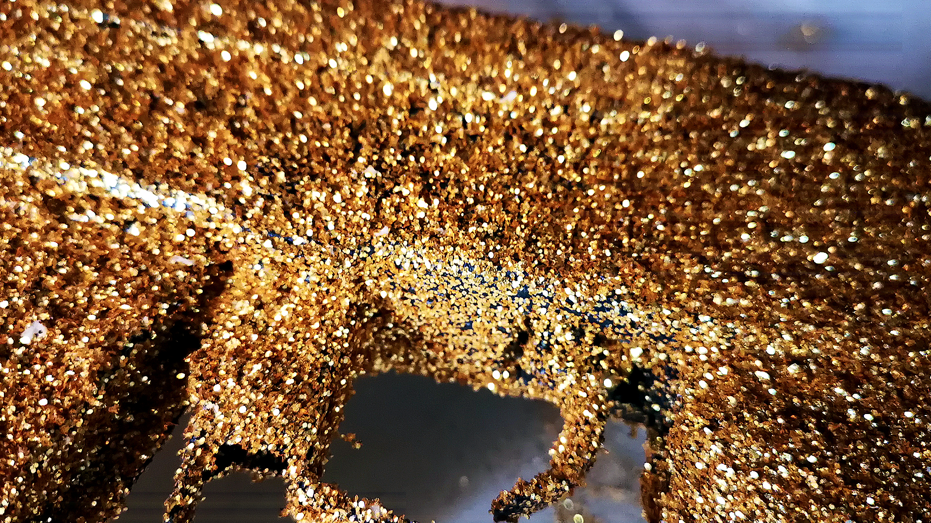 STRASWARS est une installation ou œuvre interactive dans le sens où le visiteur était invité à prendre en main l'arme. Elle interroge la capacité des paillettes, comme l’humour, à masquer la gravité de situations horribles. Ici, une réplique fonctionnelle d’AK-47 Kalachnikov, recouverte de paillettes dorées, invite à une réflexion sur l’apparence et la réalité. En rendant l’objet "visuellement attractif", l’œuvre questionne si l’esthétique peut détourner l’attention de vérités dérangeantes. Suspendue à hauteur d’homme, elle invite les visiteurs à «l’essayer», les confrontant ainsi à la banalisation de la violence. Oser toucher cette arme revient à se «salir les mains», symboliquement couvertes de paillettes, et questionne la manière dont nous percevons la violence, la beauté, et la superficialité. Réalisé dans le cadre de la journée d'étude « PAILLETTES : EFFET, FORME ET EXPÉRIENCE USAGER » Un événement labellisé French Design Week Alban-DESBARAX_PrésentComposédesign_2024
