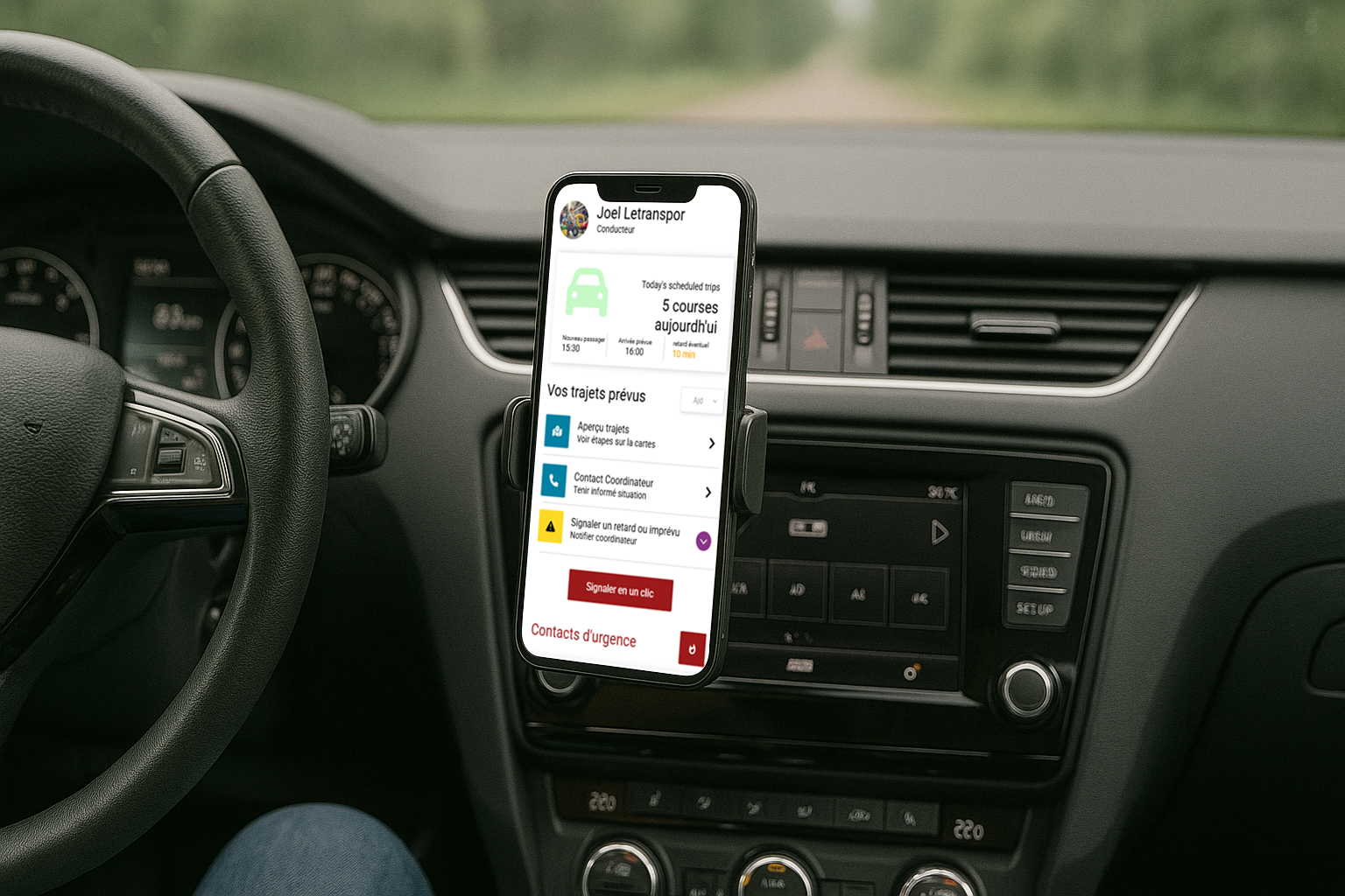 Conducteur ASE consultant ses trajets du jour sur l’application Opti-môme depuis le tableau de bord de son véhicule.