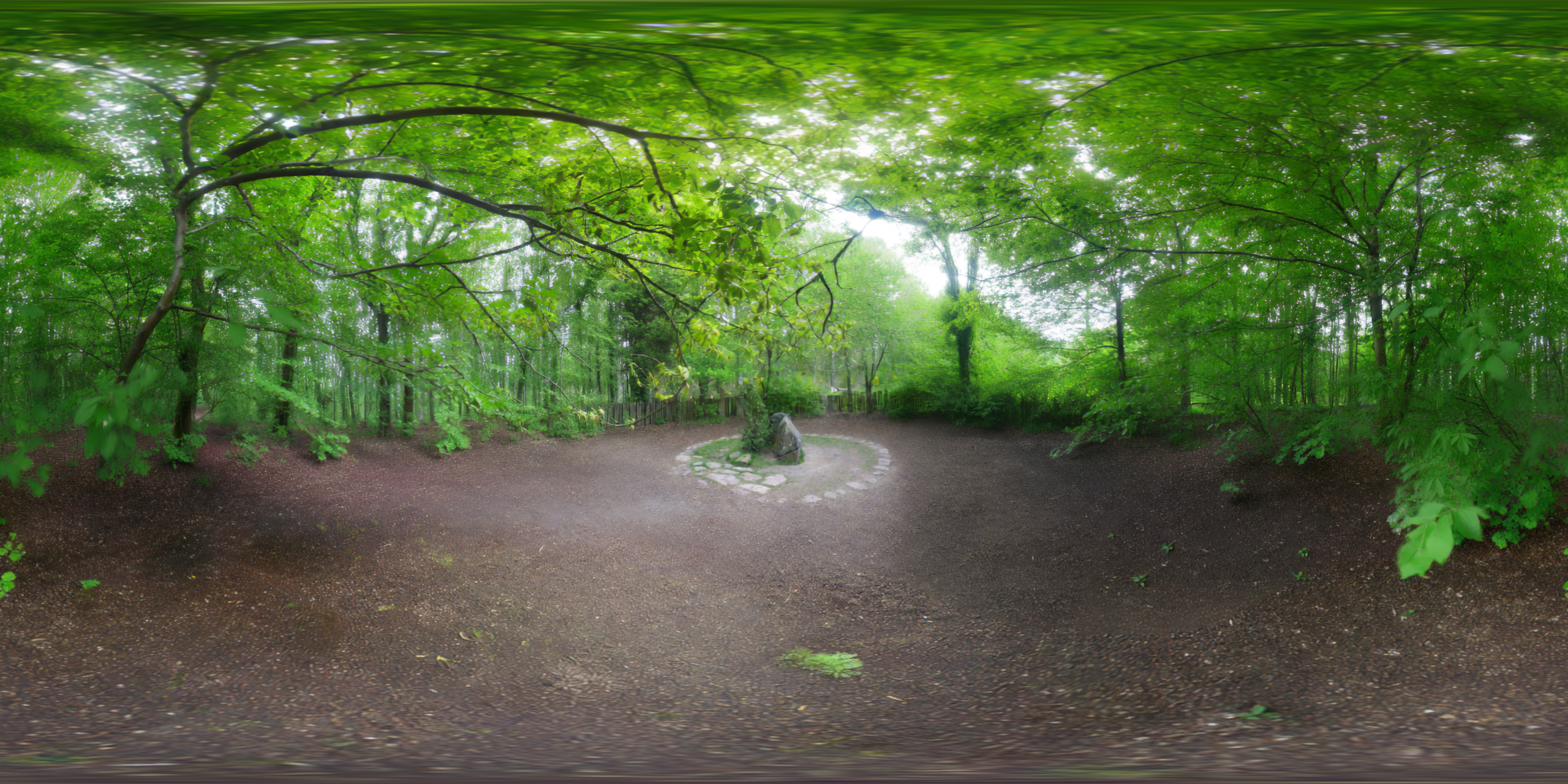 Vue 360° forêt Brocéliande avec cercle de pierres, immersion en réalité virtuelle, Présent Composé design pour_SPLATGATE ⟶⦗⦘