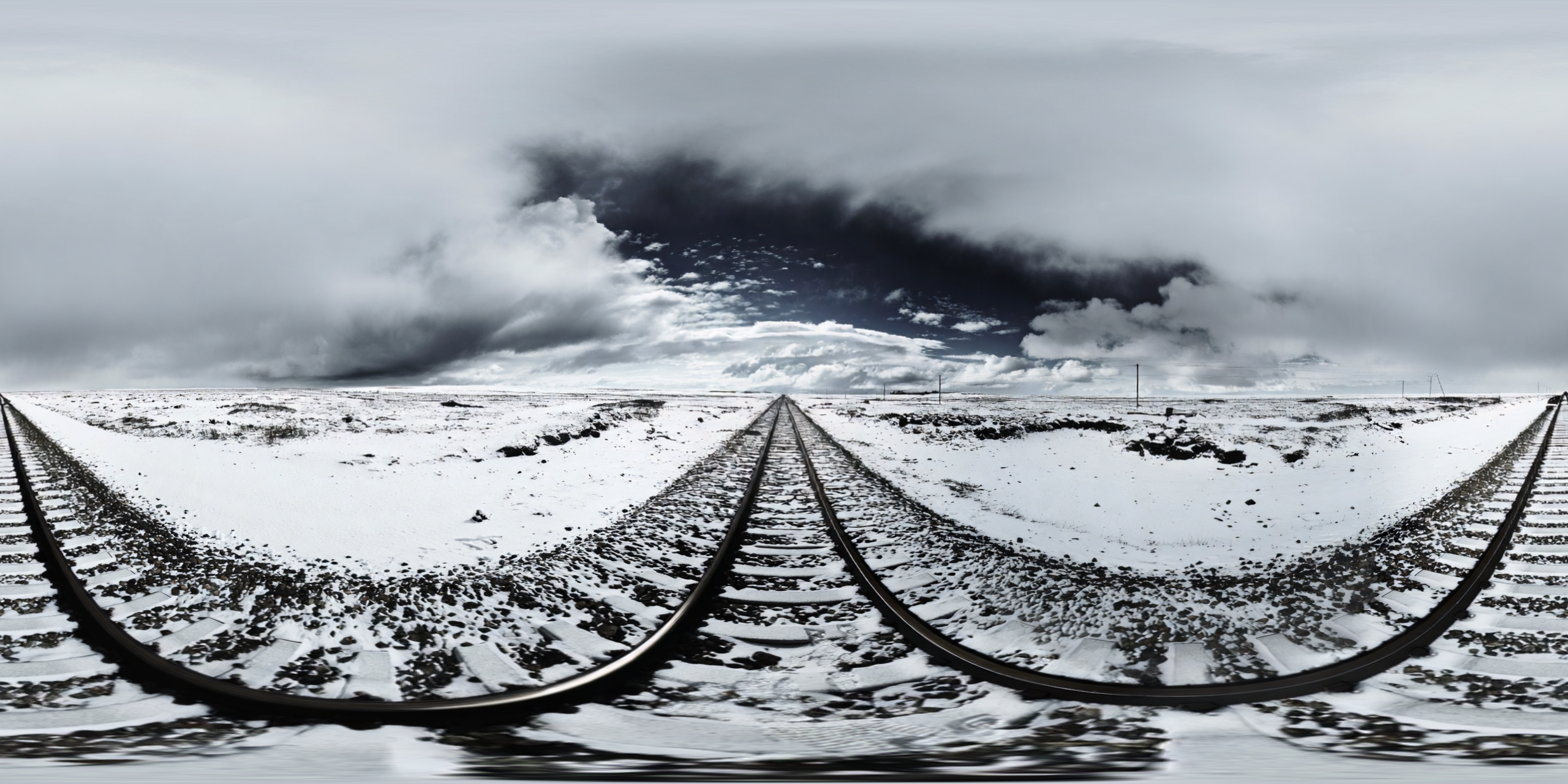Vue 360° de rails enneigés sous un ciel orageux, voyage virtuel SPLATGATE ⟶⦗⦘ Présent Composé design